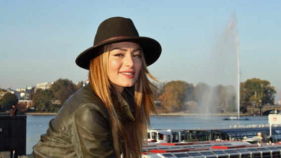 Die Sängerin Iveta Mukuchyan mit Hut an der Alster in Hamburg © NDR/Nicole Janke Foto: Nicole Janke