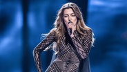 Iveta Mukuchyan aus Armenien singt auf der Bühne beim ersten Halbfinale © NDR Foto: Rolf Klatt