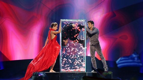Farid Mammadov, eine Tänzerin und Tänzer in einem Glaskasten auf der Bühne beim ESC 2013. © NDR Foto: Rolf Klatt