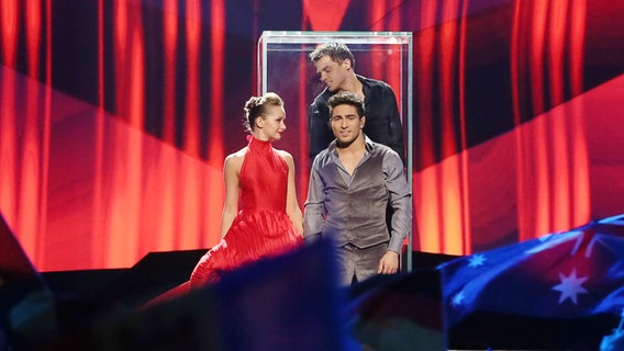 Farid Mammadov, eine Tänzerin und Tänzer in einem Glaskasten auf der Bühne beim ESC 2013. © NDR Foto: Rolf Klatt