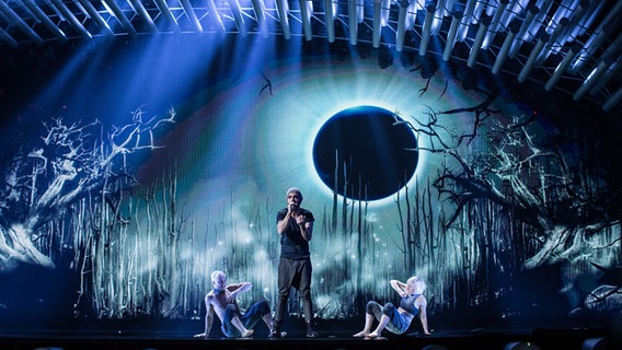 Elnur Hüseynov und Tänzer auf der ESC-Bühne in Wien. © NDR Foto: Rolf Klatt