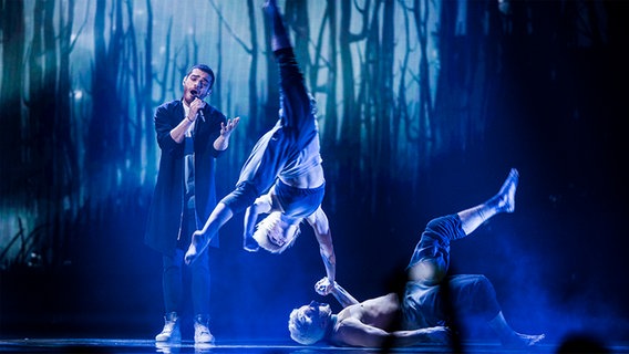 Elnur Hüseynov und Tänzer auf der ESC-Bühne in Wien. © NDR Foto: Rolf Klatt