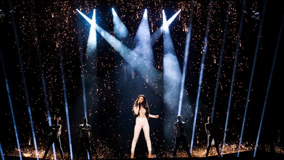 Samra singt, im Hintergrund sieht man ihre Musiker. © eurovision.tv 