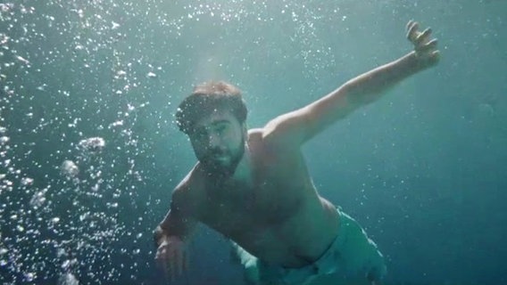 ESC 2019: Aserbaidschans Kandidat Chingiz bei einer Unterwasserszene in seinem Video zu "Truth". © Ictimai 