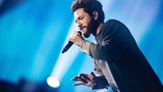 Der Sänger Nadir Rustamli auf der ESC-Bühne in Turin. © EBU Foto: Jordy Brada / Moroccanoil