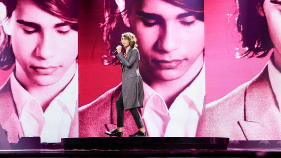 Isaiah singt "Don't Come Easy" auf der ESC-Bühne in Kiew. © Eurovision.tv Foto: Thomas Hanses