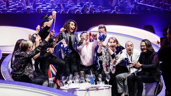 Isaiah und sein Team jubeln im Greenroom beim ersten Halbfinale. © Eurovision.tv Foto: Thomas Hanses