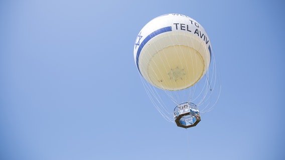 Ein Ballon mit der Aufschrift Tel Aviv am Himmel.  Foto: Claudia Timmann