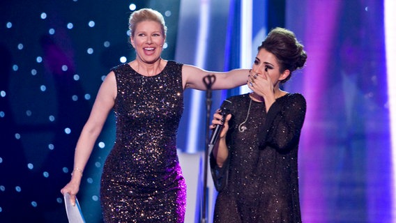 Die spanische Sängerin Barei (rechts) hält sich voller Erstaunen die Hand vor den Mund © rtve.es 