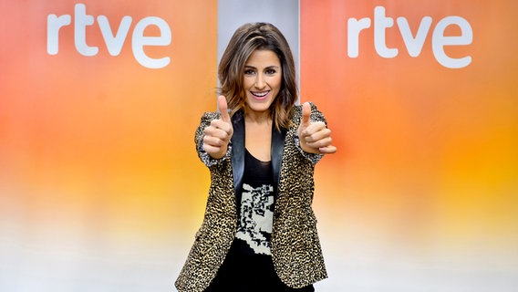 Die spanische Sängerin Barei hält beide Daumen als Siegergeste hoch © rtve.es 