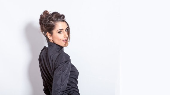 Die spanische Sängerin Barei trägt ein schwarzes Kleid und hochgesteckte Haare © rtve.es 