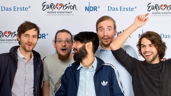 Die Band Bartosz: Cellist James, Schlagzeuger Urs, Sänger Sammy, Bassist Dustin und Keyboarder Domi (v.l.). © NDR Foto: Rolf Klatt