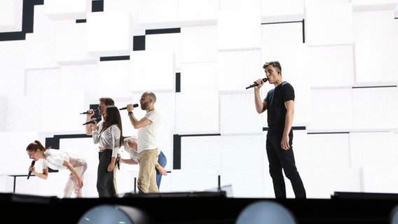 Loïc Nottet probt auf der ESC-Bühne in Wien © EBU Foto: Thomas Hanses