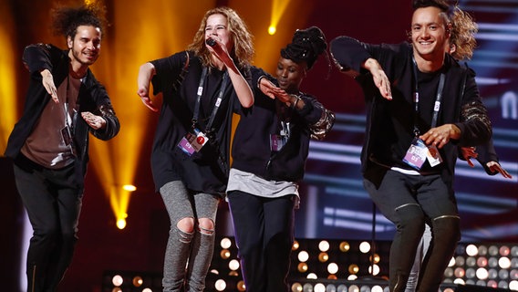 Laura Tesoro und ihre vier Background-Sänger singen und tanzen über die Bühne. © eurovision.tv Foto: Andres Putting (EBU)
