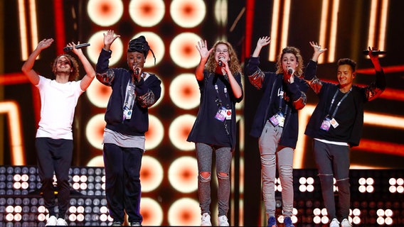 Laura Tesoro und ihre Background-Sänger winken fröhlich. © eurovision.tv Foto: Andres Putting (EBU)