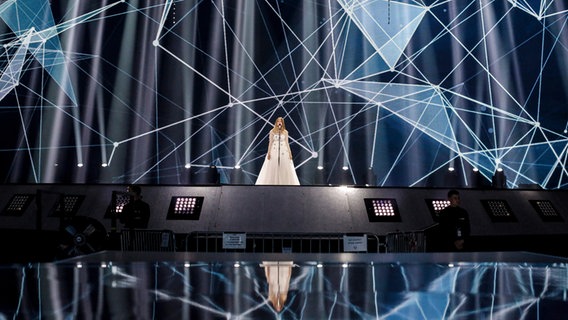 Blanche mit "City Lights" auf der ESC-Bühne in Kiew. © Eurovision.tv Foto: Thomas Hanses