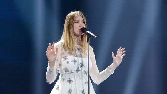 Blanche mit "City Lights" auf der ESC-Bühne in Kiew. © Eurovision.tv Foto: Thomas Hanses