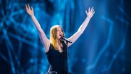 Blanche performt "City Lights" in einem schwarzen Kleid auf der ESC-Bühne in Kiew. © Rolf Klatt Foto: Rolf Klatt