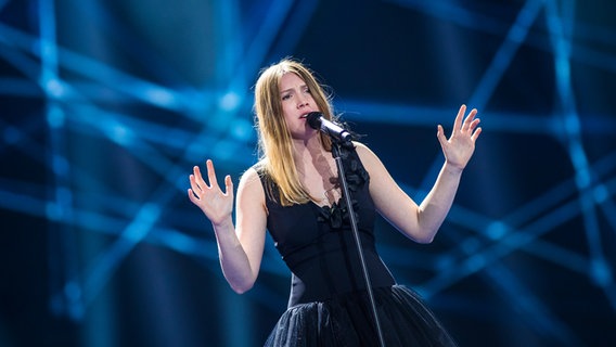 Blanche performt "City Lights" in einem schwarzen Kleid auf der ESC-Bühne in Kiew. © Rolf Klatt Foto: Rolf Klatt