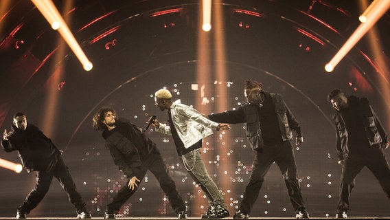 Der Sänger Jérémie Makiese auf der ESC-Bühne in Turin. © EBU Foto: Corinne Cumming