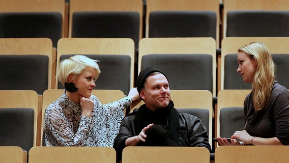 Sängerin Nomi und Produzent Petone von Blitzkids mvt. im Interview mit Veronika Pohl (v.l.n.r.). © NDR Foto: Rolf Klatt