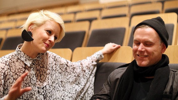 Sängerin Nomi und Produzent Petone von Blitzkids mvt. im Interview. © NDR Foto: Rolf Klatt