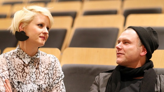 Sängerin Nomi und Produzent Petone von Blitzkids mvt. im Interview. © NDR Foto: Rolf Klatt