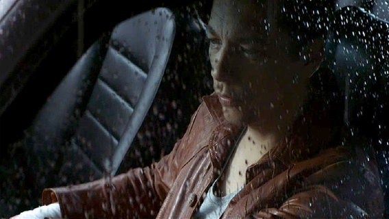 Im Video zum Song "Goodbye To Yesterday" sitzt Stig Rästa bei Regen in einem Auto. © Eurovision.de 