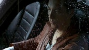 Im Video zum Song "Goodbye To Yesterday" sitzt Stig Rästa bei Regen in einem Auto. © Eurovision.de 