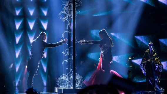 Dalal & Deen feat. Ana Rucner and Jala aus Bosnien-Herzegowina singen getrennt von Stacheldraht auf der Bühne © NDR Foto: Rolf Klatt