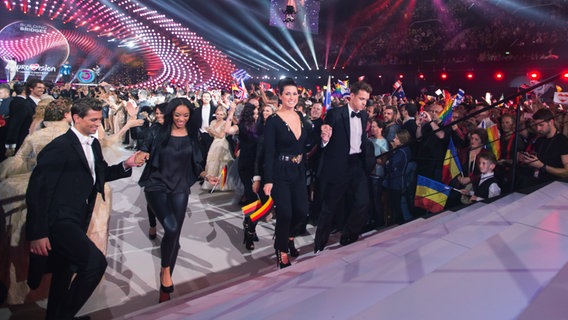 Ann Sophie und andere Teilnehmer des ESC betreten die Bühne. © NDR Foto: Rolf Klatt