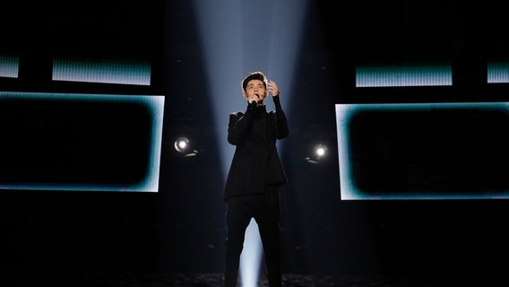 Kristian Kostov performt "Beautiful Mess" auf der ESC-Bühne in Kiew. © Eurovision.tv Foto: Andres Putting