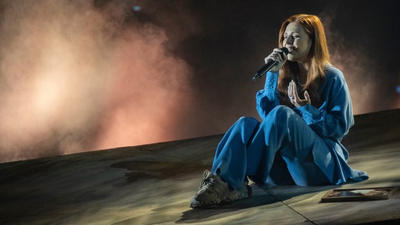 Die Sängerin Victoria auf der ESC-Bühne in Rotterdam im zweiten Halbfinale © EBU Foto: Andreas Putting