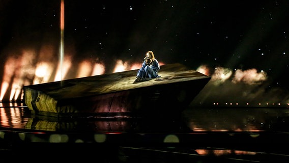 Die Sängerin Victoria auf der ESC-Bühne in Rotterdam im zweiten Halbfinale © EBU Foto: Thomas Hanses