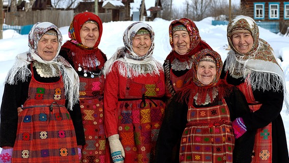 Die sechs Sängerinnen in ihren roten Trachten vertreten Russland beim ESC. © RTR Foto: RTR