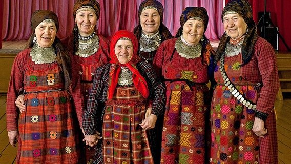 Die sechs Großmütter in ihren roten Trachten vertreten Russland beim ESC. © RTR Foto: RTR