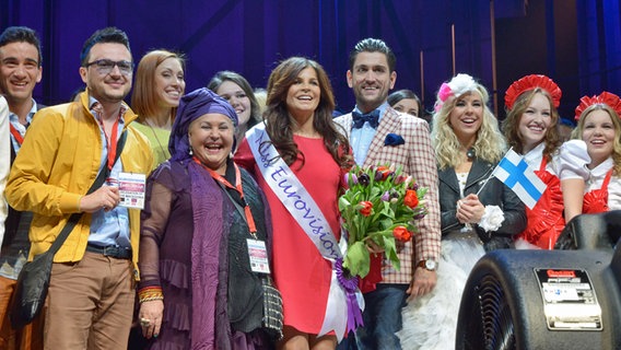 Ein Teil der 25 Teilnehmer bei Eurovision in Concert in Amsterdam mit ESC-Star Carola in ihrer Mitte © NDR Foto: Patricia Batlle