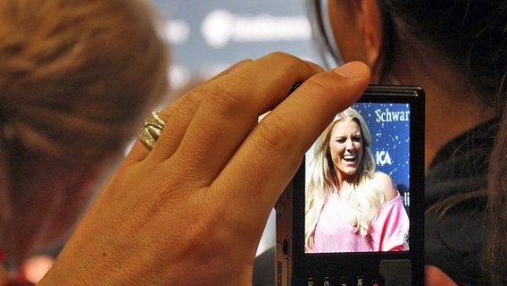 Ein Journalist fotografiert Cascada bei einer Pressekonferenz in Malmö © NDR Foto: Sascha Sommer