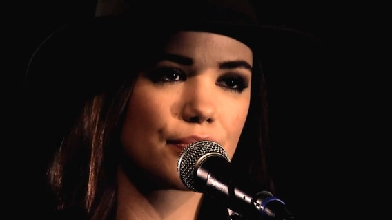 "Unser Song für Dänemark"-Teilnehmerin Clara Louise in ihrem Video (Screenshot)  
