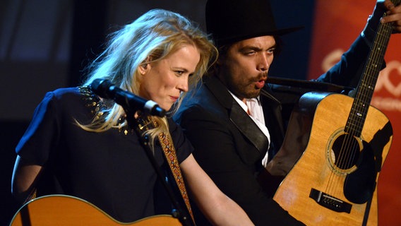 Das niederländische Duo The Common Linnets singt bei Eurovision in Concert in Amsterdam © NDR Foto: Patricia Batlle