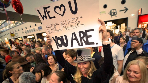 Fans erwarten die Ankunft von Conchita Wurst am Flughafen Wien. © dpa / Georg Hochmuth Foto: Georg Hochmuth