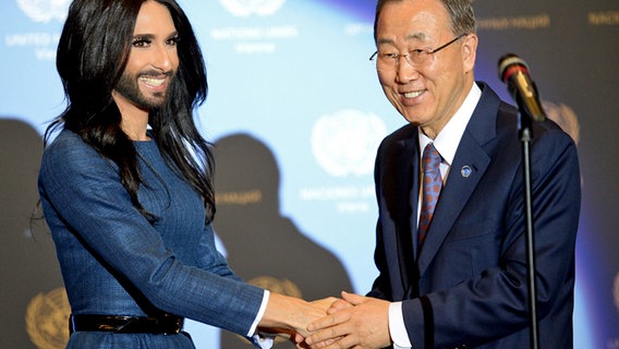 Conchita Wurst tritt in der UN vor Ban Ki Moon auf und schüttelt ihm die Hände © EPA/dpa bildfunk Foto: Roland Schlager