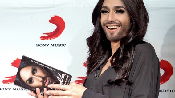 Conchita Wurst stellt in Berlin ihre Biografie vor © dpa bildfunk Foto: Sören Stache