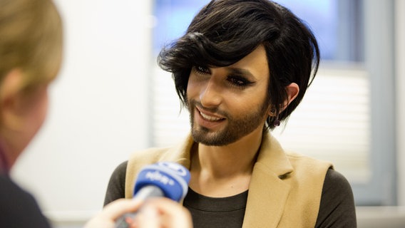 Conchita Wurst im Interview mit eurovision.de. © NDR Foto: Mairena Torres Schuster