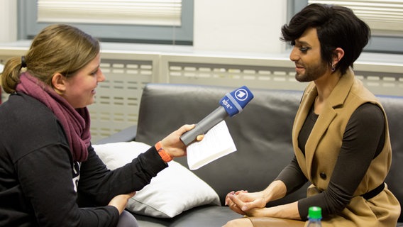 Anthrin Warnking von eurovision.de (links) interviewt Sängerin Conchita. © NDR Foto: Mairena Torres Schuster