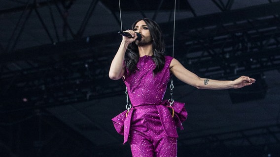 Conchita fliegt über die Bühne beim ESC in Wien. © NDR Foto: Rolf Klatt