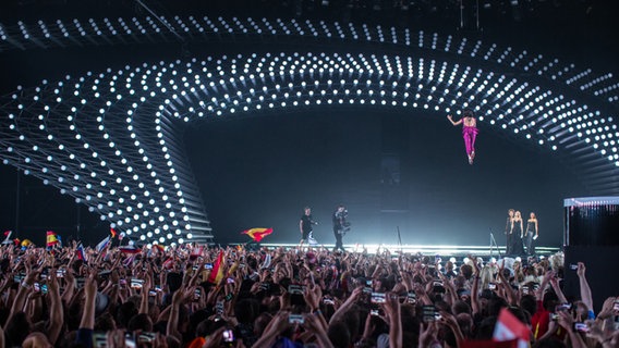 Conchita fliegt am Seil über die Bühne beim ESC in Wien. © NDR Foto: Rolf Klatt