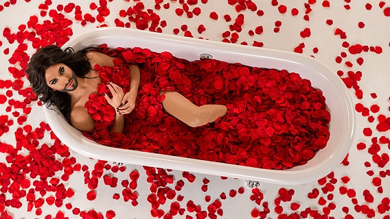 Österreichs ESC-Teilnehmerin Conchita Wurst in einer Badewanne mit Rosenblättern © ORF 