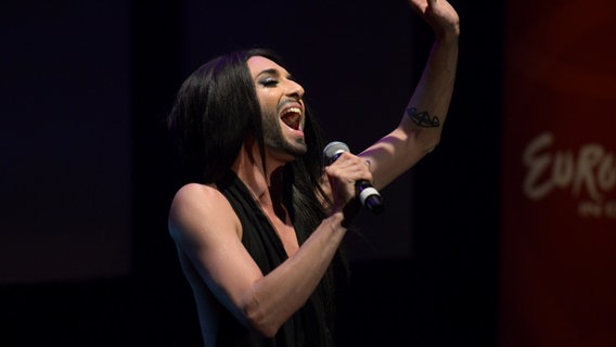 Conchita Wurst singt bei Eurovision in Concert in Amsterdam © NDR Foto: Patricia Batlle