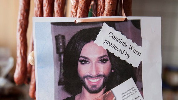 Ein Flyer wirbt für die Conchita-Wurst-Wurst. © dpa-bildfunk Foto: Erwin Scheriau